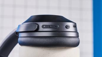 EarFun Wave Life preiswerte Over-Ear-Kopfhörer mit schwarzen Ohrmuscheln, taktilen Tasten für aktive Geräuschunterdrückung und Lautstärke sowie um 90 Grad drehbaren Ohrmuscheln