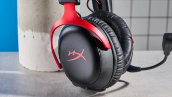 Ett svart och rött HyperX Cloud III S trådlöst gamingheadset mot vit bakgrund
