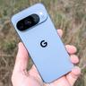 Primer plano del Google Pixel 10 Pro en color moonstone para reseña