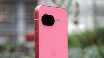 Smartphone Google Pixel 9a avec design d'appareil photo arrière affleurant