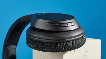 Ein schwarzes kabelloses Belkin SoundForm Adapt Headset vor weißem Hintergrund
