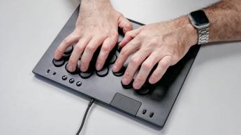 LEDライティング付きのRazer Kitsuneアーケードコントローラー