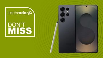 Smartphone Samsung Galaxy S25 Ultra em um fundo verde com banner 'não perca' da TechRadar