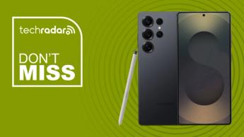 Smartphone Samsung Galaxy S25 Ultra em um fundo verde com banner 'não perca' da TechRadar