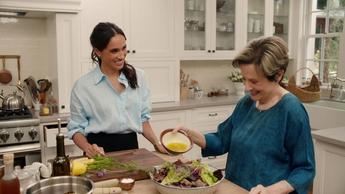 Meghan Markle cocinando con una invitada en una cocina moderna