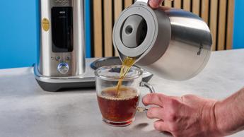 La versione con caraffa termica della Breville Luxe, dotata di caraffa in metallo argentato, cestello portafiltro, serbatoio dell’acqua in plastica rimovibile e una selezione di cestelli filtro e filtri di carta, con una manopola per il controllo dell’infusione