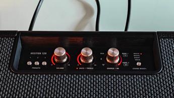 Крупный план кнопок управления на саундбаре Marshall Heston 120