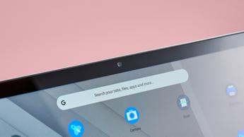 Närbild på webbkameran på en Samsung Galaxy Chromebook 2 360 med rosa bakgrund