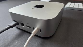 Apple Mac mini M4-computer på et moderne studieskrivebord