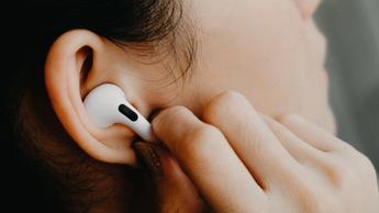 Nærbillede af en kvinde med Apple AirPods Pro 2 trådløse øretelefoner