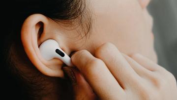 Nærbillede af en kvinde med Apple AirPods Pro 2 trådløse øretelefoner