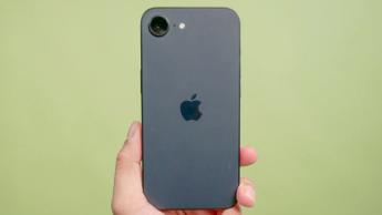 Uma pessoa segurando um smartphone iPhone 16e na mão