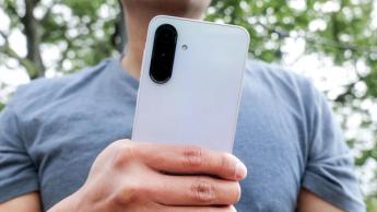 Smartphone Samsung Galaxy A36 segurado na mão de uma pessoa