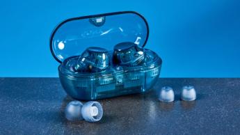 Ein Paar blaue Sony WF-C710N kabellose Ohrhörer