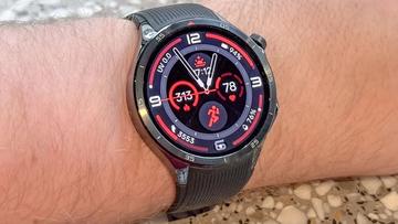 OnePlus Watch 3 smartwatch-display, der viser urskiven