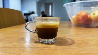 Um latte de espresso recém-preparado em um copo, feito com a máquina de espresso Casabrews 5418 Pro