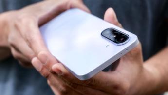 Smartphone Samsung Galaxy A36 sendo segurado na mão de uma pessoa