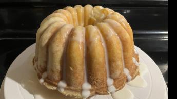 Batidora inteligente GE Profile terminando un pastel de limón en la encimera de una cocina