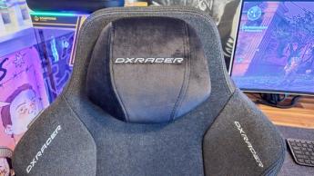 En detaljerad närbild av DXRacer Martian gamingstolens magnetiska nackkudde