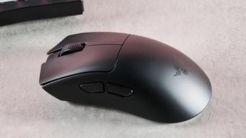 Seitenansicht der Razer DeathAdder V3 Hyperspeed Gaming-Maus auf dem Schreibtisch
