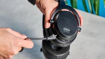 Ett svart Cherry XTRFY H3 gaming-headset med mikrofon