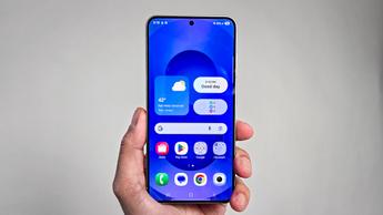 Smartphone Samsung Galaxy S25 sostenido en la mano mostrando la pantalla de inicio