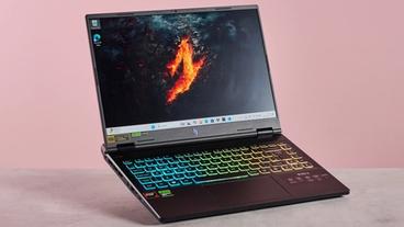 Acer Nitro 14 kompakt gaming-laptop på koralfarvet baggrund
