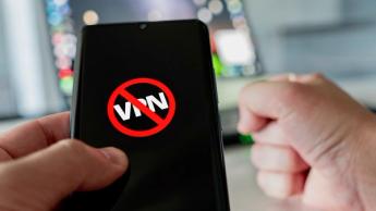 스마트폰 화면에 'VPN'이 빨간 정지 표시로 차단된 모습