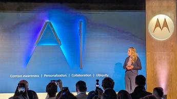 Oplægsholdere på scenen ved Motorola Razr Ultra 2025 lanceringsevent