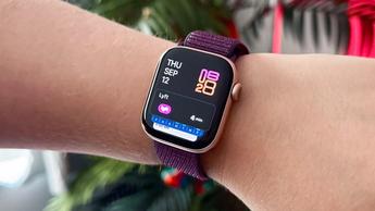 Apple Watch Series 10 no pulso de um utilizador a mostrar um alerta de notificação em tempo real