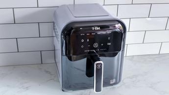 Fritadeira a ar infravermelha T-Fal em uma bancada de cozinha