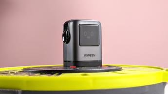Cargador Ugreen Uno de 100W con pantalla digital que muestra una cara sonriente