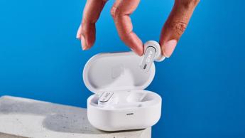 Weiße AKG N5 Hybrid-Kabellose Ohrhörer von Harman im Ladecase mit enthaltenem Zubehör