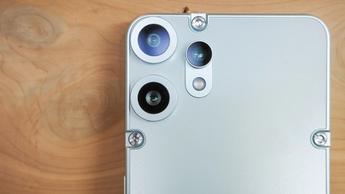 CMF Phone 2 Pro i lysegrøn med synlige skruer og to bagkameraer