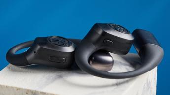 Jlab Epic Open Sport Open-Ear-Kopfhörer in Schwarz auf blauem Hintergrund