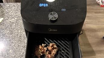 Freidora de aire Midea de doble zona con cajón abierto mostrando la comida cocinada