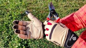 Guantes de jardinería cómodos con diseño ergonómico para facilitar la siembra y proteger el suelo