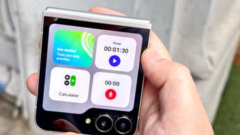 Samsung Galaxy Z Fold 7 FE mostrando widgets en la pantalla de portada