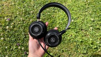 Becca holder Grado SR80x-hovedtelefoner over grønt græs