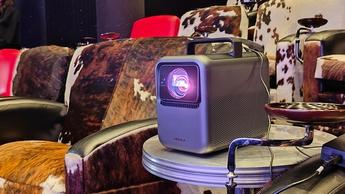 Проектор Nebula X1 на металлическом столе в кинозале