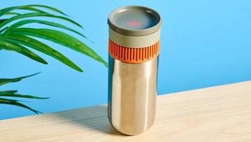 Macchina da caffè portatile Wacaco Pipamoka su sfondo blu