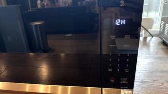 Primer plano de los controles del microondas de encimera LG NeoChef con tecnología smart inverter, modelo MSER0990S