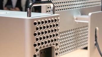 Bagsiden af Mac Pro-stationærcomputer med ind- og udgangsporte