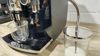 Contenitore del latte collegato alla macchina da caffè Jura J10
