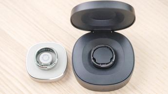 Nærbillede af Ringconn Gen 2 Air smart ring på sin oplader ved siden af standard Ringconn Gen 2 i opladeetuiet