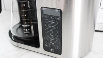 Cafeteira Braun MultiServe Plus com função cold brew sobre a bancada da cozinha