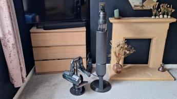 Aspiradora Samsung Bespoke AI Jet Ultra en su base de carga con soporte para accesorios junto a ella