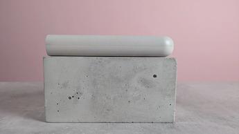 Samsung 45W 20.000mAh batteripakke set fra siden på et skrivebord med lyserød baggrund