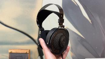 Moondrop Horizon-øretelefoner i en mands hånd på lydmessen High End Munich 2025
