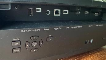 Вид сзади на домашний кинотеатр-проектор Epson EH-QB1000 с управляющими кнопками и разъёмами для подключения